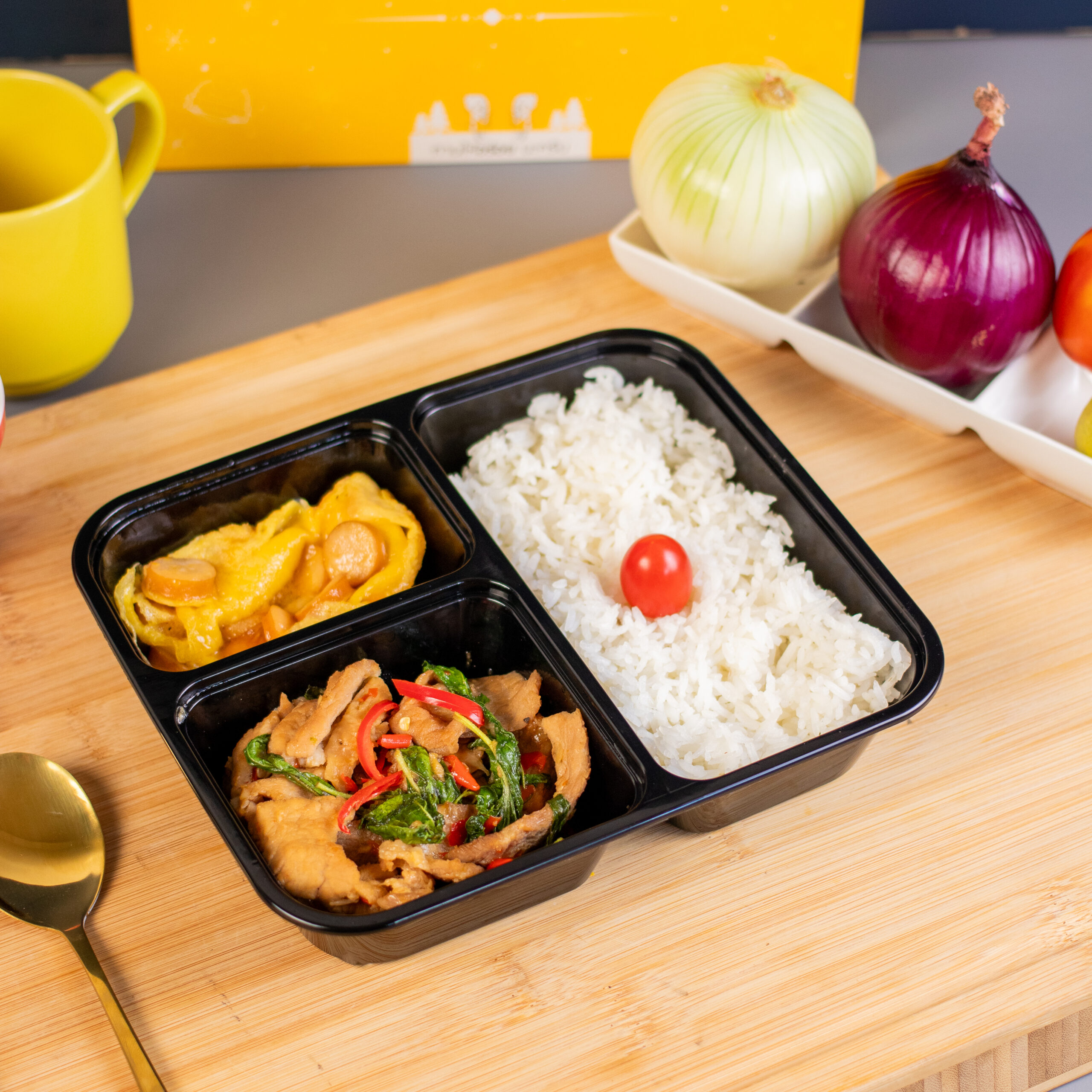 BT2-ข้าวกะเพราหมูชิ้น + ไข่ข้นไส้กรอก