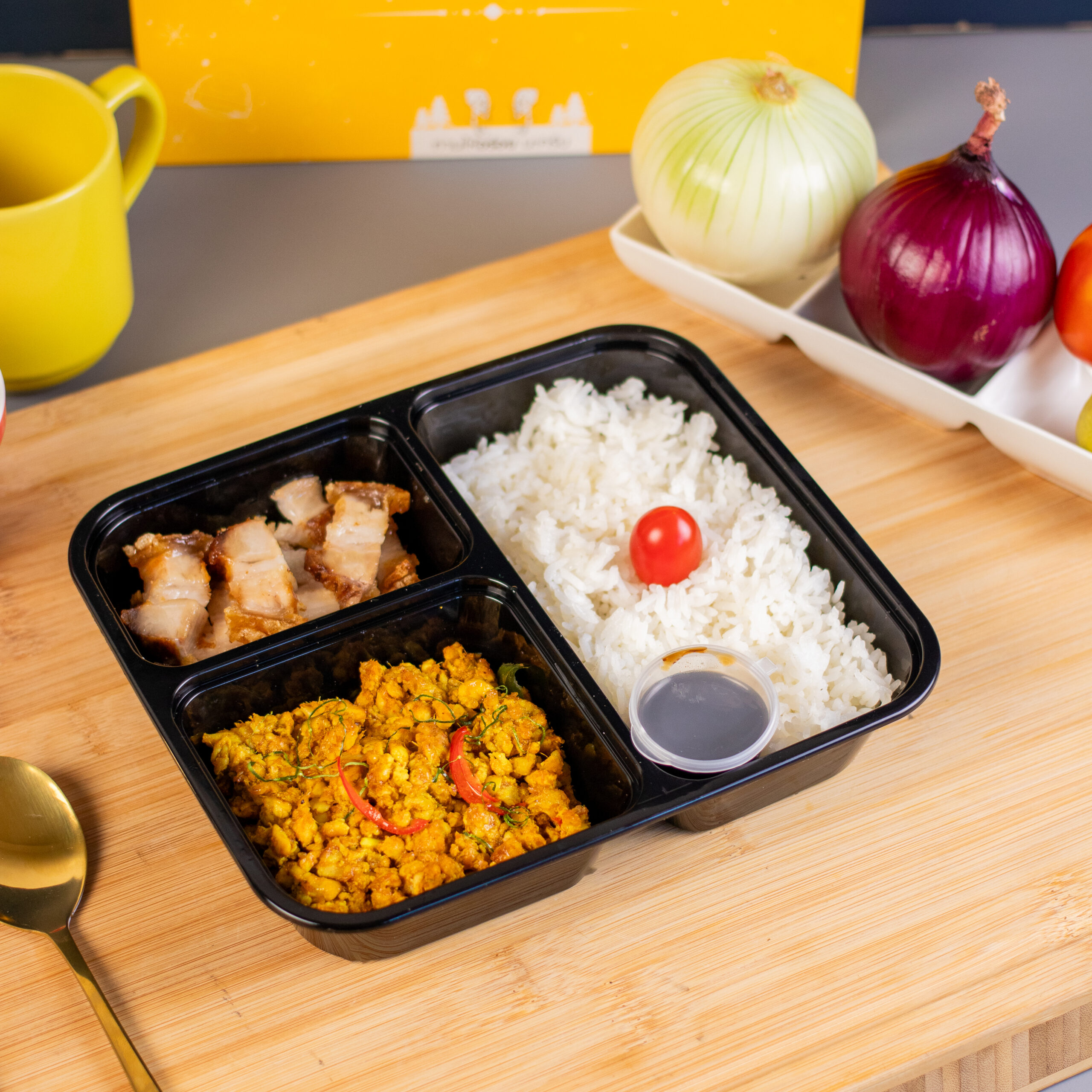 BT3-ข้าวคั่วกลิ้งไก่ + หมูกรอบซอสซีอิ๊วหวาน