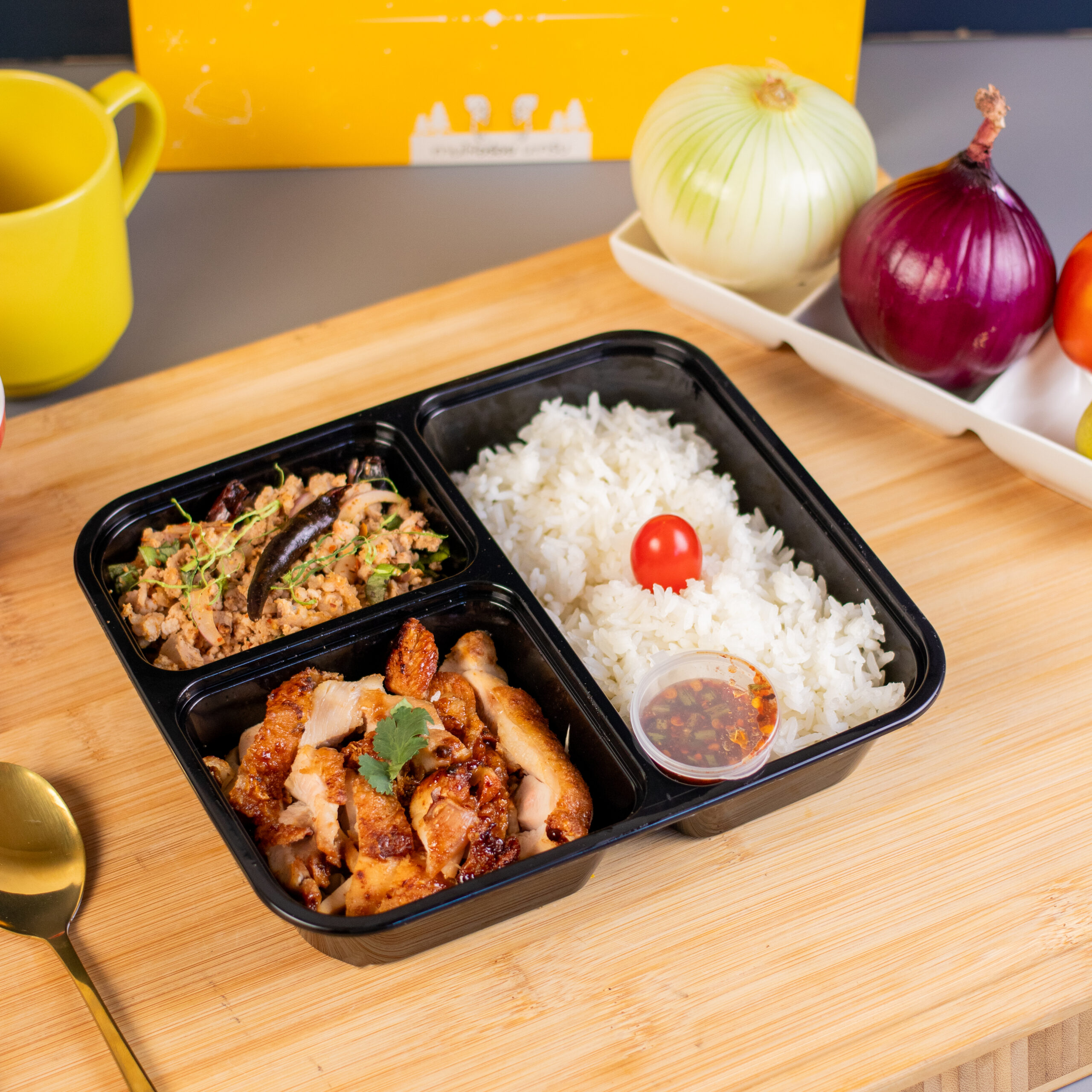 BT6-ข้าวไก่ย่างซอสแจ่ว + ลาบหมูสับ