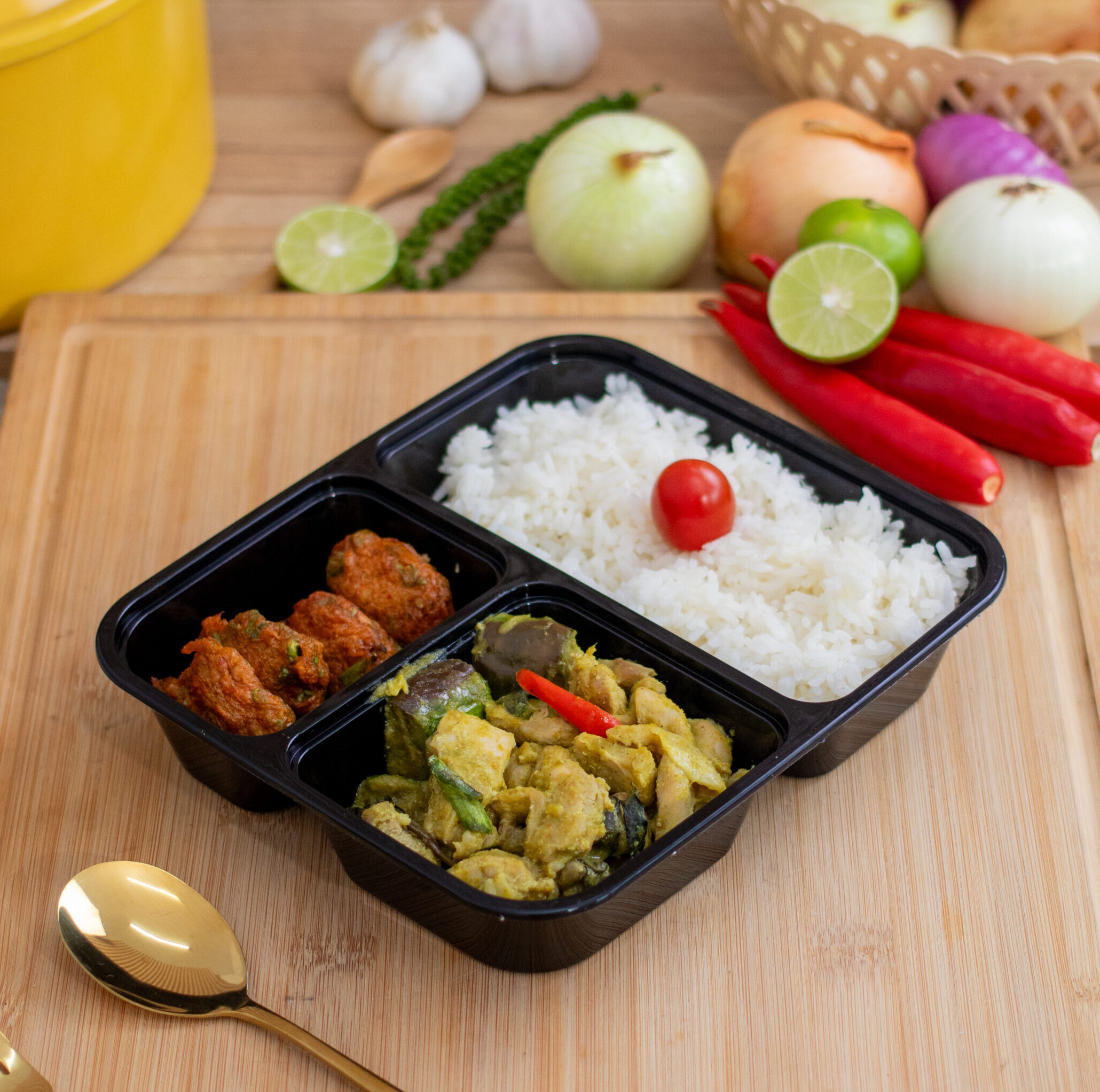BT5-ข้าวเขียวหวานไก่ผัดแห้ง + ทอดมันปลากราย