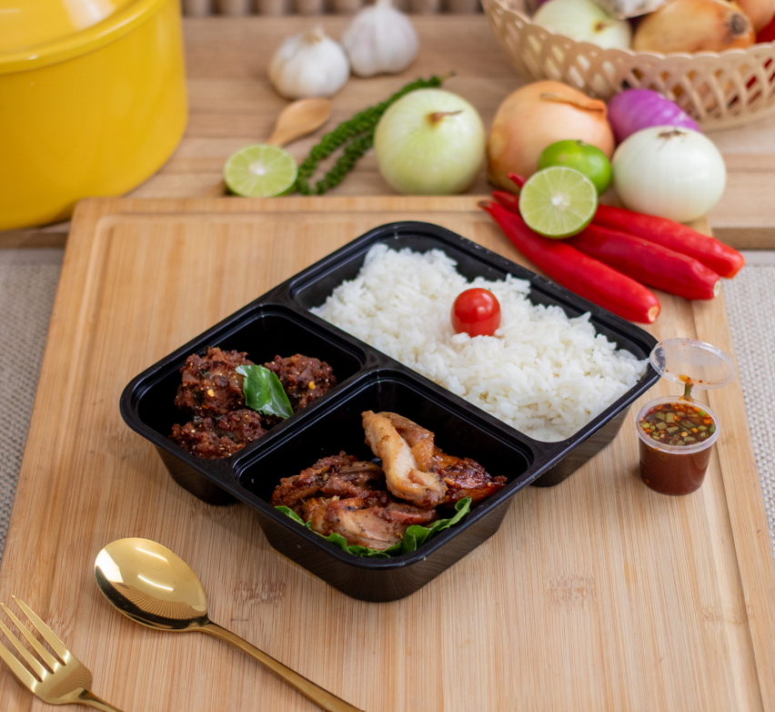 BT6-ข้าวไก่ย่างซอสแจ่ว + ลาบหมูก้อนทอด